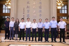 丹徒区委书记谢继步一行参观考察sungame股份